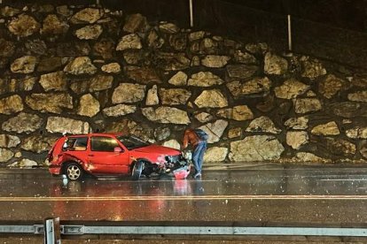 El vehicle accidentat a la General 2 a Encamp.