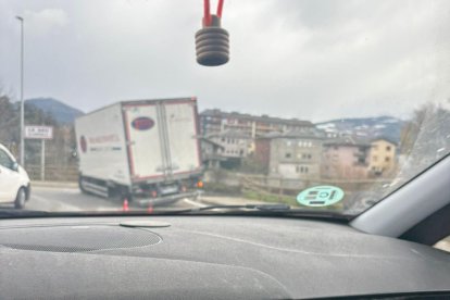 El camió que ha perdut la roda a la rotonda d'entrada a la Seu.