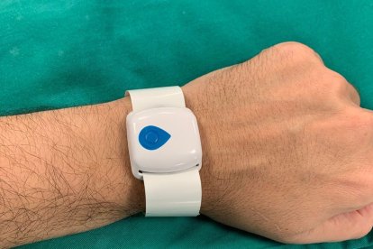 Les polseres incorporen tecnologia Bluetooth per fer un seguiment del pacient a través de diversos sensors.