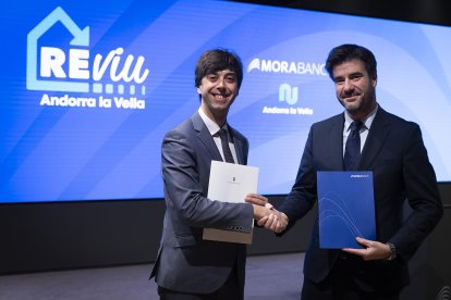 El cònsol major, Sergi González, i el director general de Negoci Andorra de MoraBanc, Xavier Riestra, durant la signatura.



Foto: Comú d'Andorra la Vella/Tony Lara