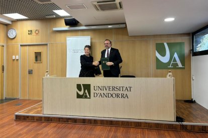 El rector de la Universitat d'Andorra, Juli Minoves, i la presidenta de la Universitat de Tolosa Jean Jaurès, Emmanuelle Garnier, en la signatura del conveni.