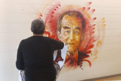 L'artista Christian Guémy, amb el retrat de Robert Badinter que ha pintat a una de les parets de la presó