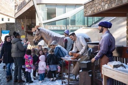 Els escolars visitant una de les figures del pessebre.