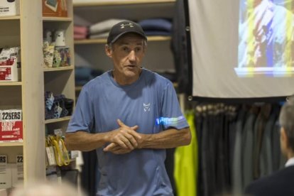 L'alpinista Mikel Zabalza durant una conferència.