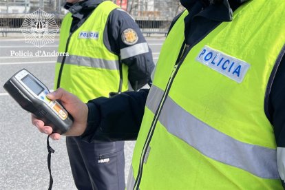 Uns agents durant un control d'alcoholèmia.