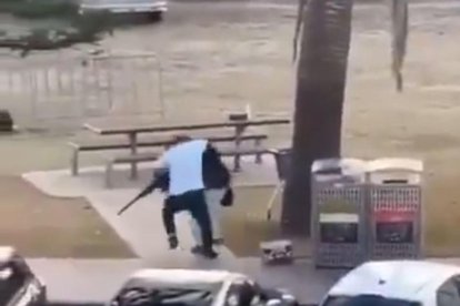 Un ciutadà desarma un dels autors de l’atac terrorista a la platja de Bondi, a Sydney