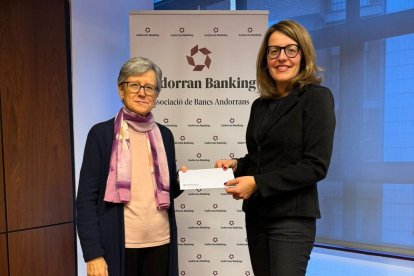 La presidenta de Càritas Andorrana, Anna Maria Villas, la directora general d’Andorran Banking, Esther Puigcercós.