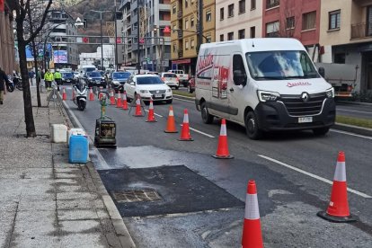 El carril tallat per obres en una claveguera a l'avinguda Tarragona.