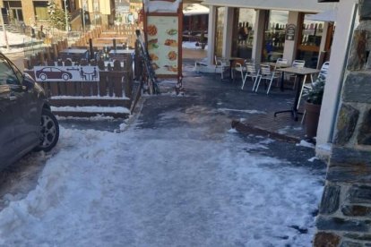 La neu i el gel a l'avinguda d'Encamp del Pas de la Casa aquest matí.