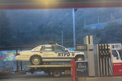 El vehicle de la policia de Nova York carregat a una grua a Sant Julià de Lòria
