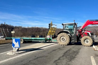 Un dels tractors tallant la carretera a Ur.