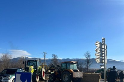 Tractors barrant el pas als cotxes ahir, a Ur.