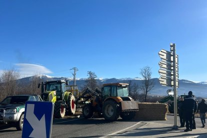 Tractors barrant el pas als cotxes ahir, a Ur.