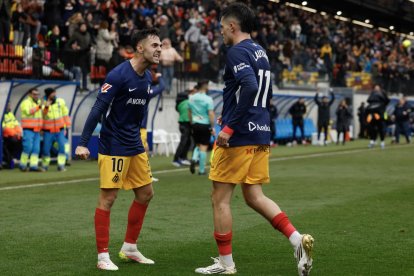 Álvaro Martín i Lautaro celebren el gol de la victòria.
