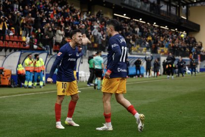Álvaro Martín i Lautaro celebren el gol de la victòria.