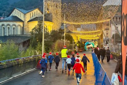 La plaça del Poble acull per primer cop la Cursa del Petit Santa Claus d’Andorra la Vella.