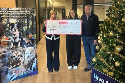 Solita Mora amb Turi Mora i Audrey Montel, presidenta de GosSOS, en el moment del lliurament de la donació.