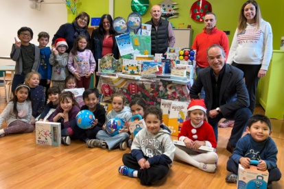 Els infants de la parròquia de Canillo rebent les joguines per Nadal