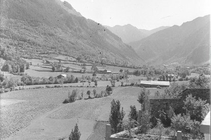 Prats de dall d’Andorra la Vella a la ribera del riu Valira. Dates estimades: 1940-1971.