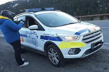 Youtubers amb patinet elèctric.