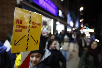 Cues davant la creperia de la Rotonda.