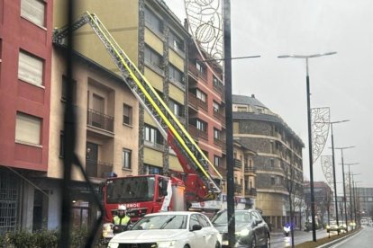 Els bombers intervenen per assegurar el llosat d'un edifici a l’avinguda Tarragona.