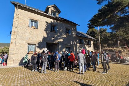 Diverses persones es preparen per la visita al Camí hidroelèctric que organitza FEDA Cultura