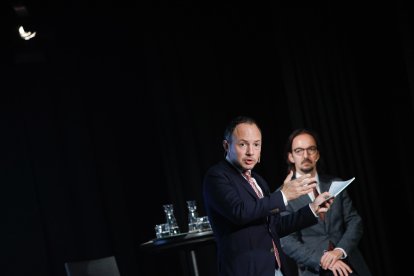 Espot i Riba en una reunió de poble per explicar l’acord amb Europa.