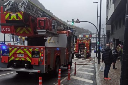 Els bombers desplegats a l'avinguda Tarragona.