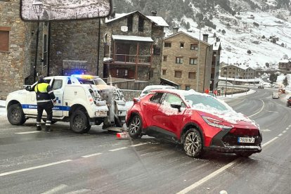 Els serveis de circulació retirant el vehicle accidentat a Incles .