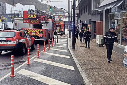Els vehicles dels bombers al lloc.