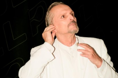 Miguel Bosé durant un concert.