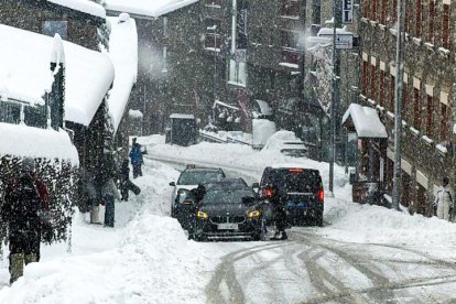 Vehicles als carrers d’Arinsal dissabte.