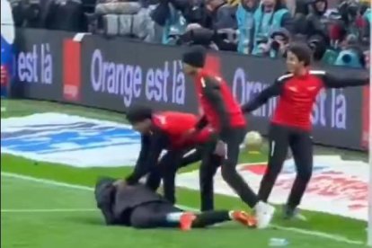 El Senegal posa a un jugador a defensar la tovallola del porter.