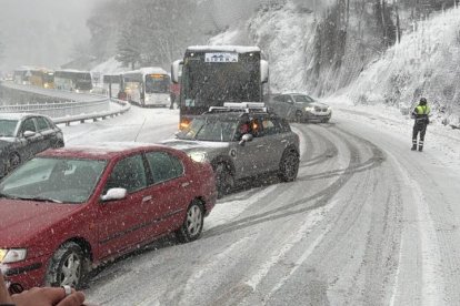 Busos aturats a la Trava que van provocar un monumental embús.
