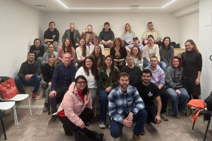 Diversos dels professionals durant la formació.