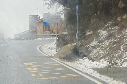 La roca caiguda al voral de la carretera d'Engolasters.