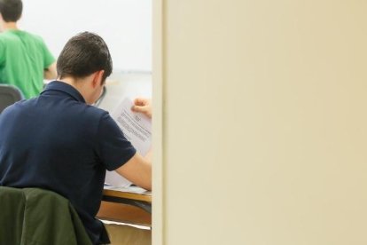 Un estudiant de batxillerat a una escola d'Andorra.