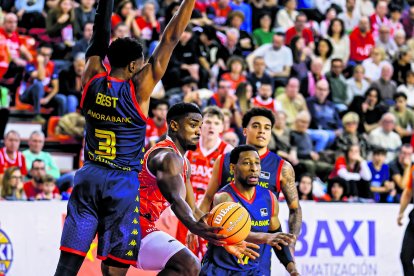 Retin Obasohan amb la pilota, que va ser el màxim anotador del partit.