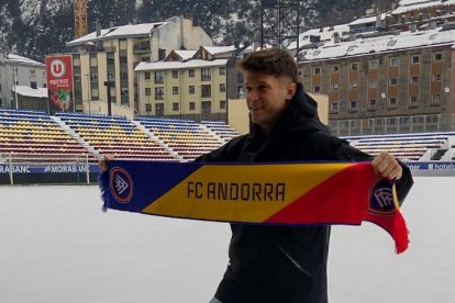 El nou fixatge; Marc Cardona, amb la bufanda de l'Andorra en l'anunci amb el nou club.