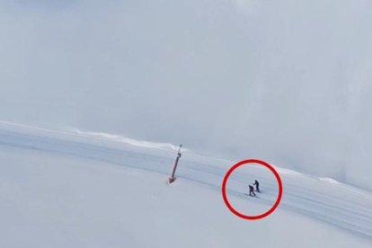 Dos esquiadors captats saltant-se les indicacions de prohibit esquiar.