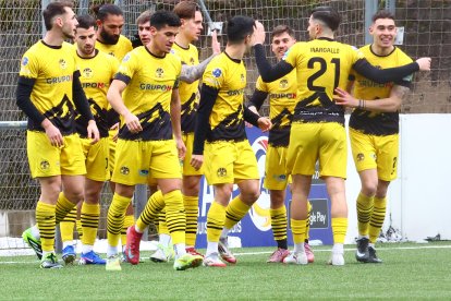 Els jugadors de la UE celebren el gol del triomf.