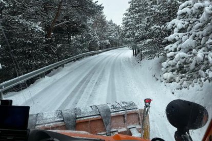 Una màquina llevaneu treballant a la Massana.