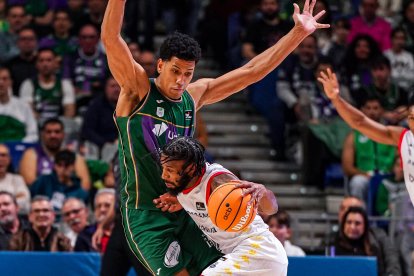 Shannon Evans controla la pilota davant l’extricolor Tyson Pérez, d’Unicaja.