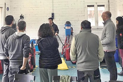 Professionals de prevenció de riscos impartint formacions.