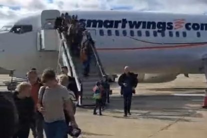 Els turistes suecs que van aterrar ahir a l'aeroport de Lleida Alguaire .