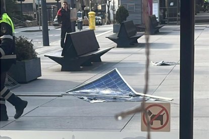 Una placa solar caiguda a la plaça de la Germandat.