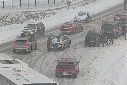 Imatge de cotxes aturats per posar cadenes a Incles.