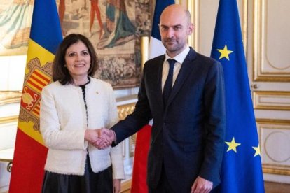 La Ministra d'Afers Exteriors d'Andorra, Imma Tor, junt amb el seu homòleg, Jean-Noël Barrot, a París.