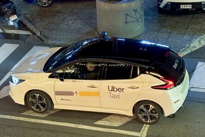 Un taxi amb senyalització Uber.